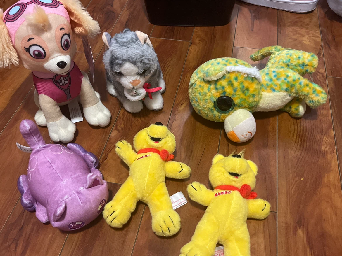 GARAGE SALE ‼️ Assorted Plush Toys