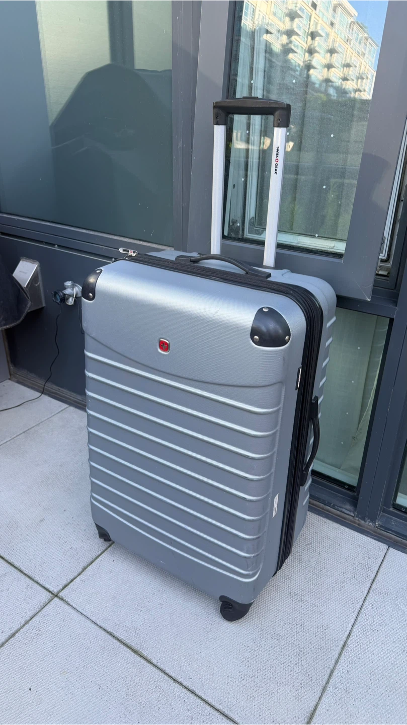 Swiss Gear Large Hardside Expandable 4-Wheel Luggage, Silver