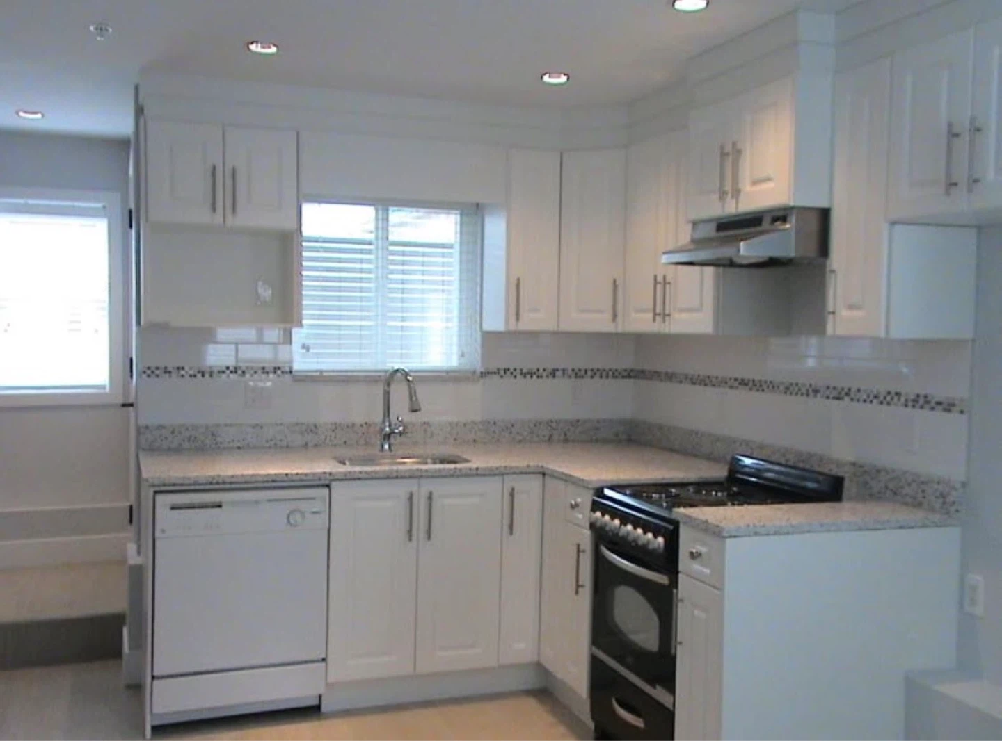 Like New: 2 Beds / 2 Baths Laneway house (unfurnished)