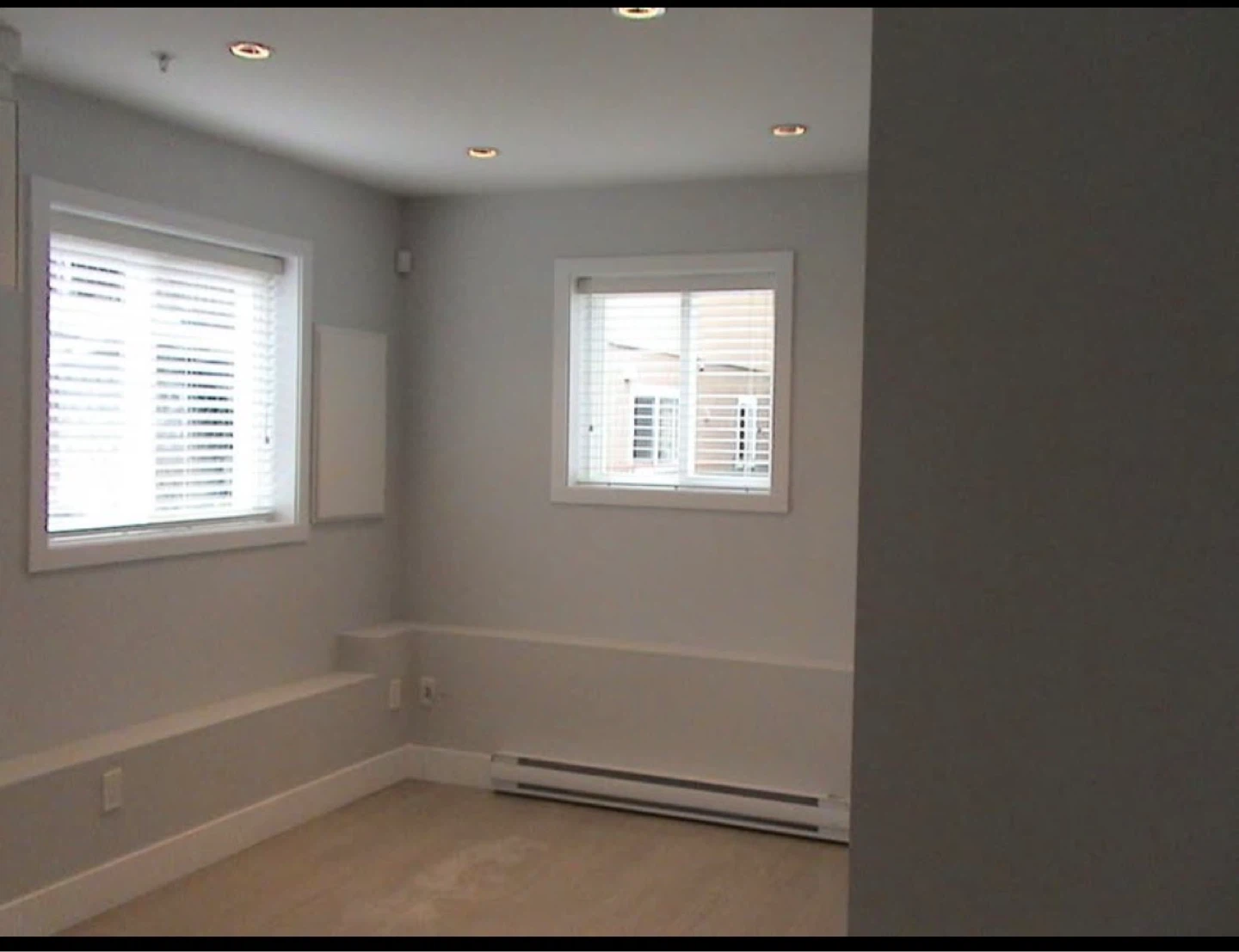 Like New: 2 Beds / 2 Baths Laneway house (unfurnished) - photo 2