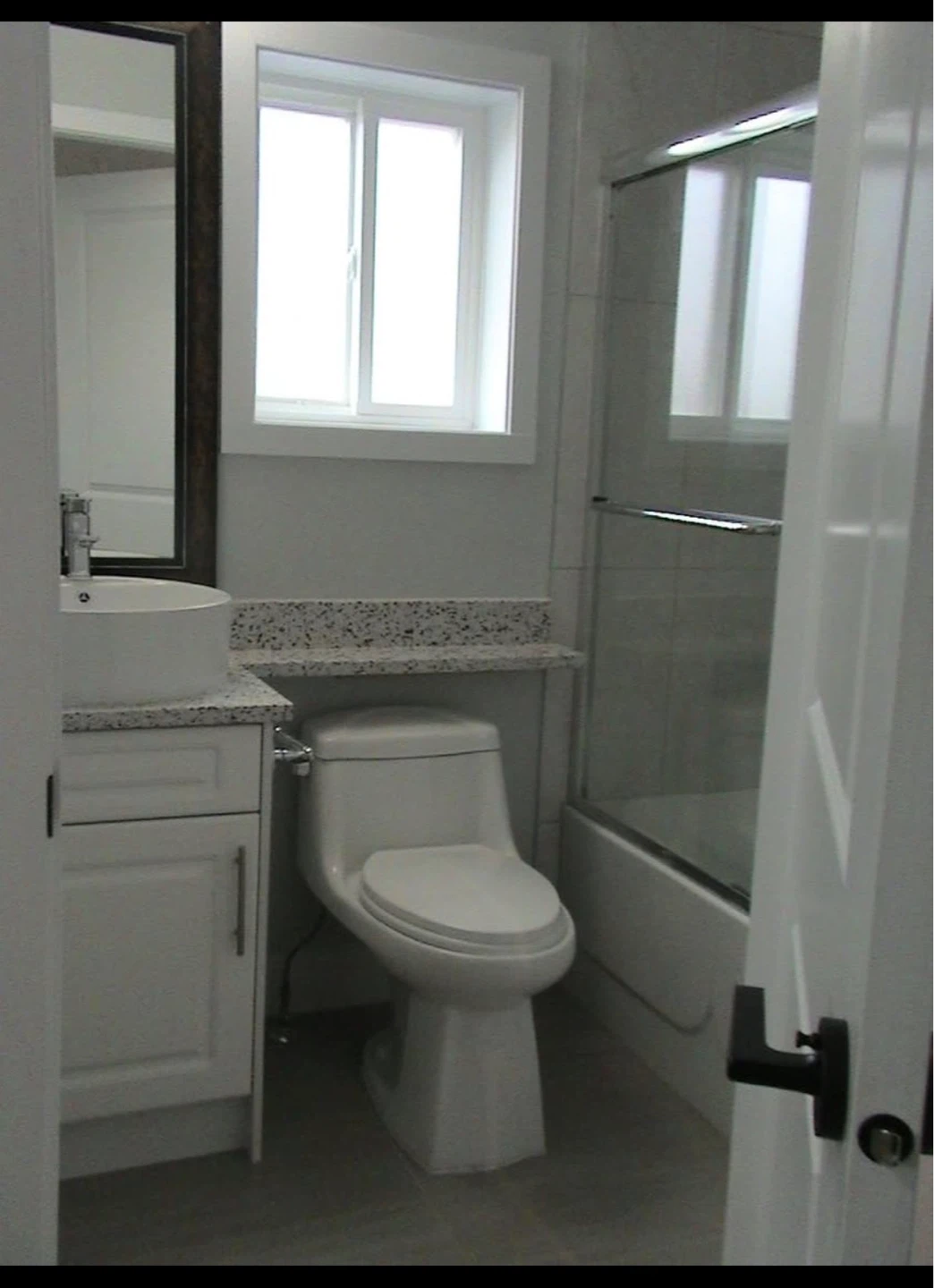 Like New: 2 Beds / 2 Baths Laneway house (unfurnished) - photo 3