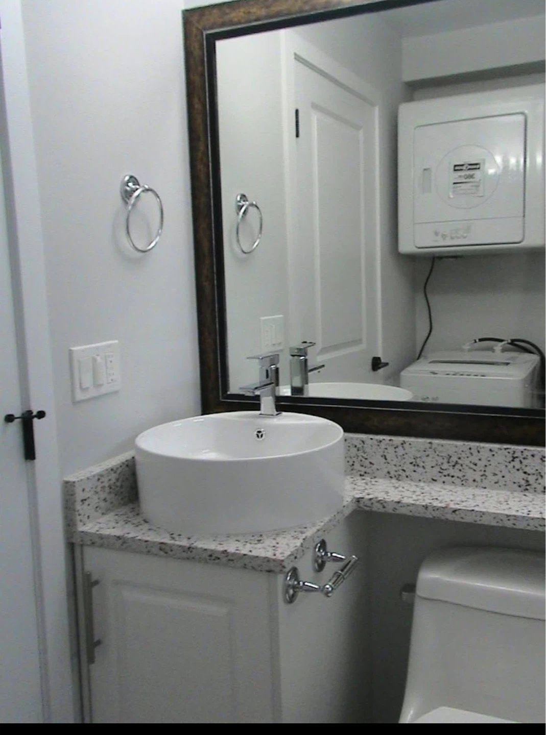 Like New: 2 Beds / 2 Baths Laneway house (unfurnished) - photo 4
