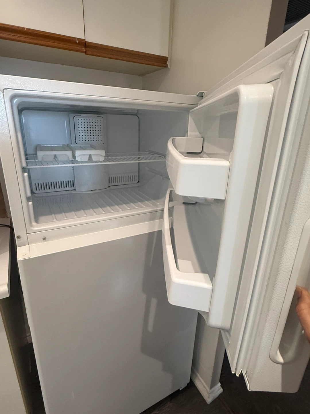 Hotpoint White Refrigerator - photo 2