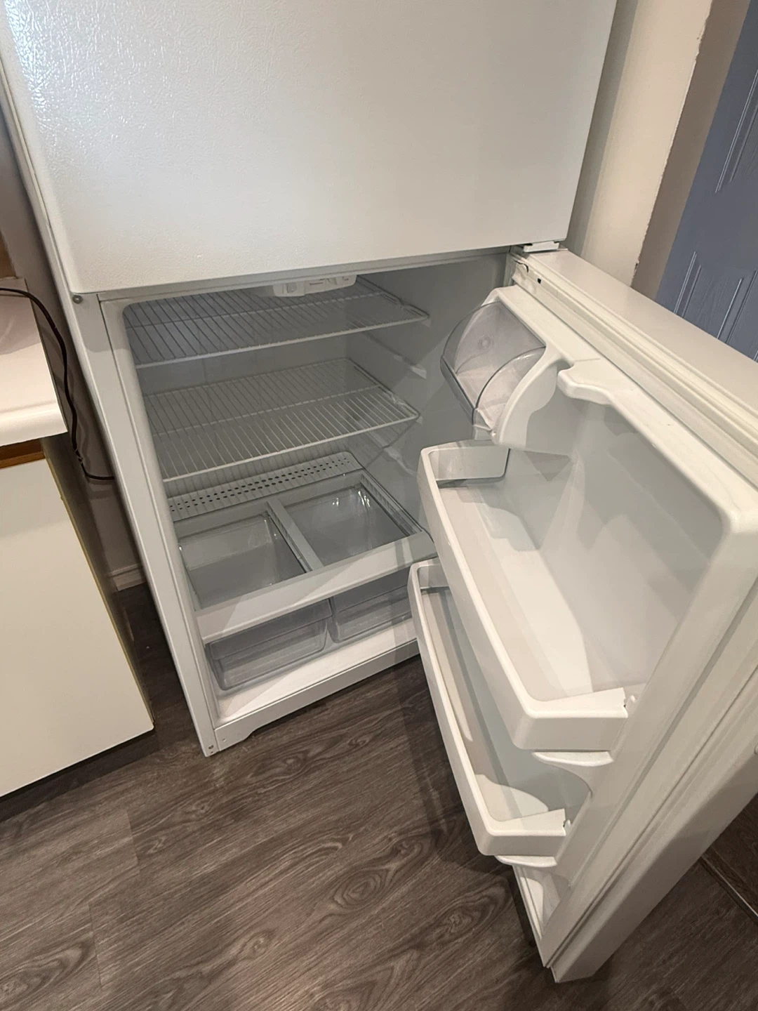 Hotpoint White Refrigerator - photo 3