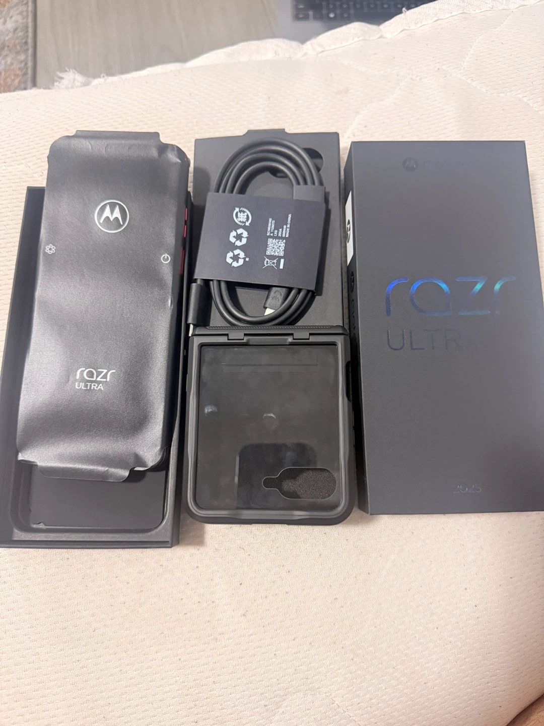 🔥 FOR SALE: Motorola Razr Ultra 2025 1TB 16GB🔥