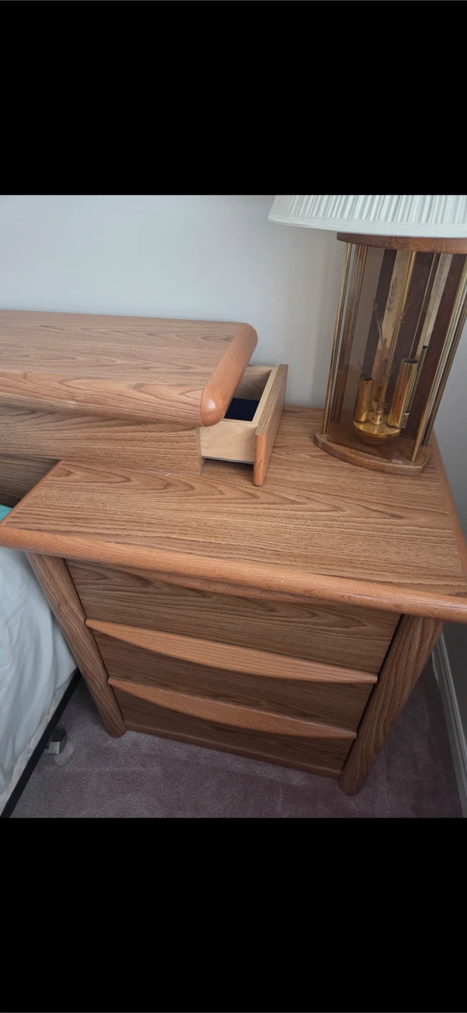 Sturdy solid Oak bedroom set - photo 3