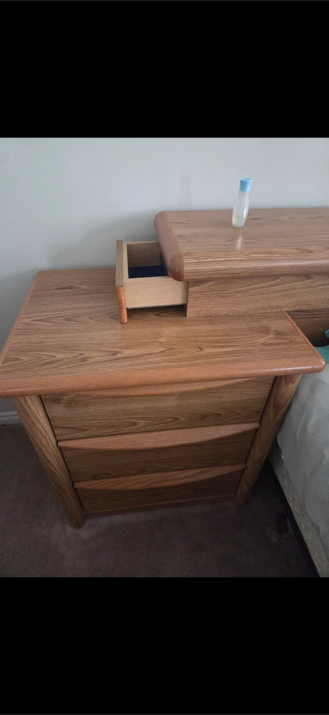 Sturdy solid Oak bedroom set - photo 4