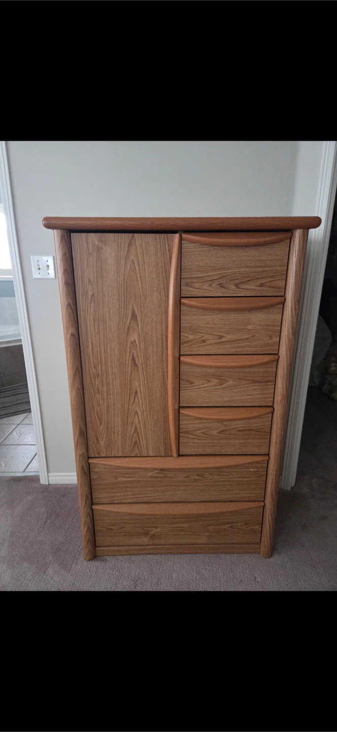 Sturdy solid Oak bedroom set - photo 5