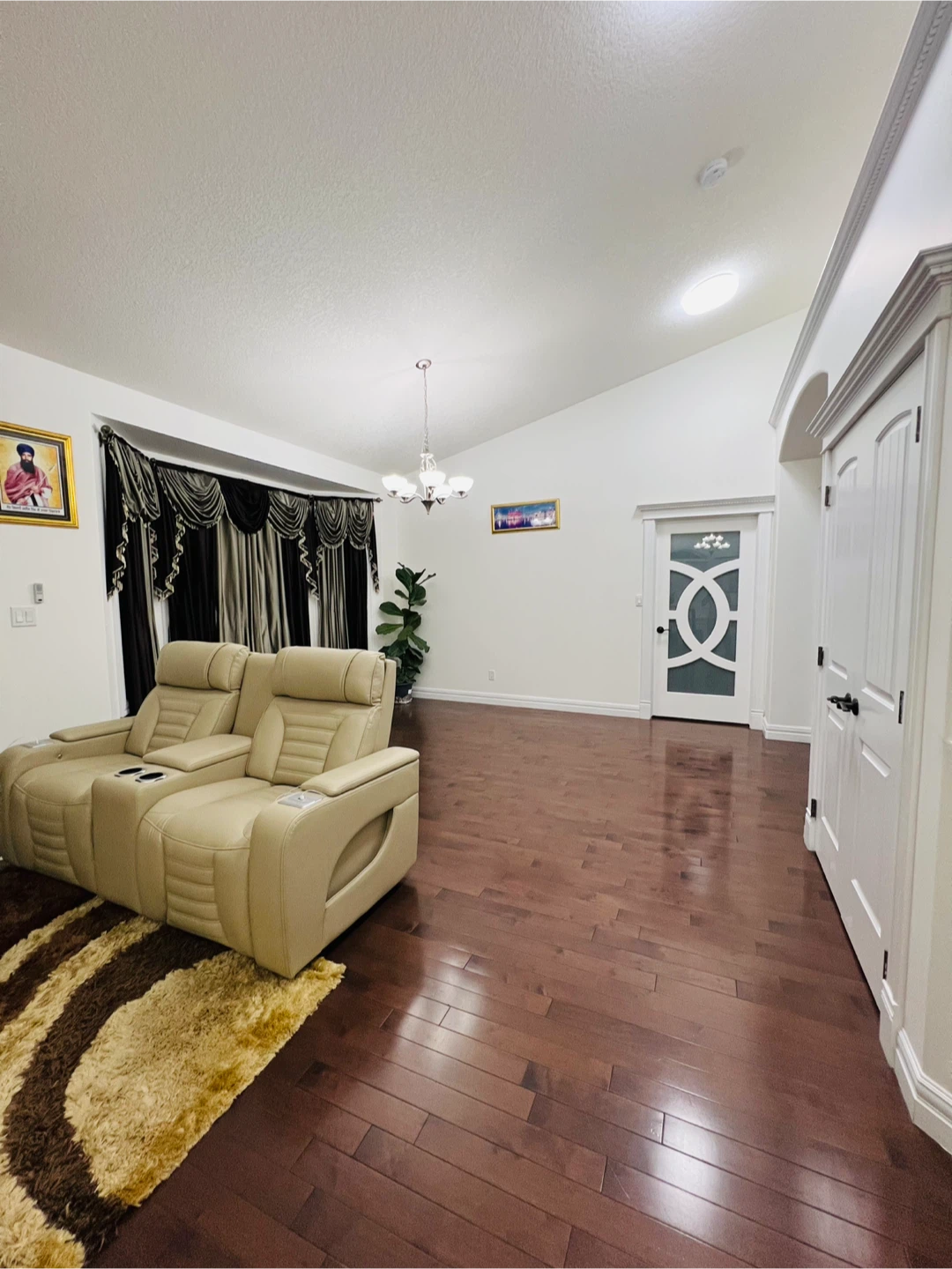 6 Beds 4 Baths Modify Bi-Level House - photo 5