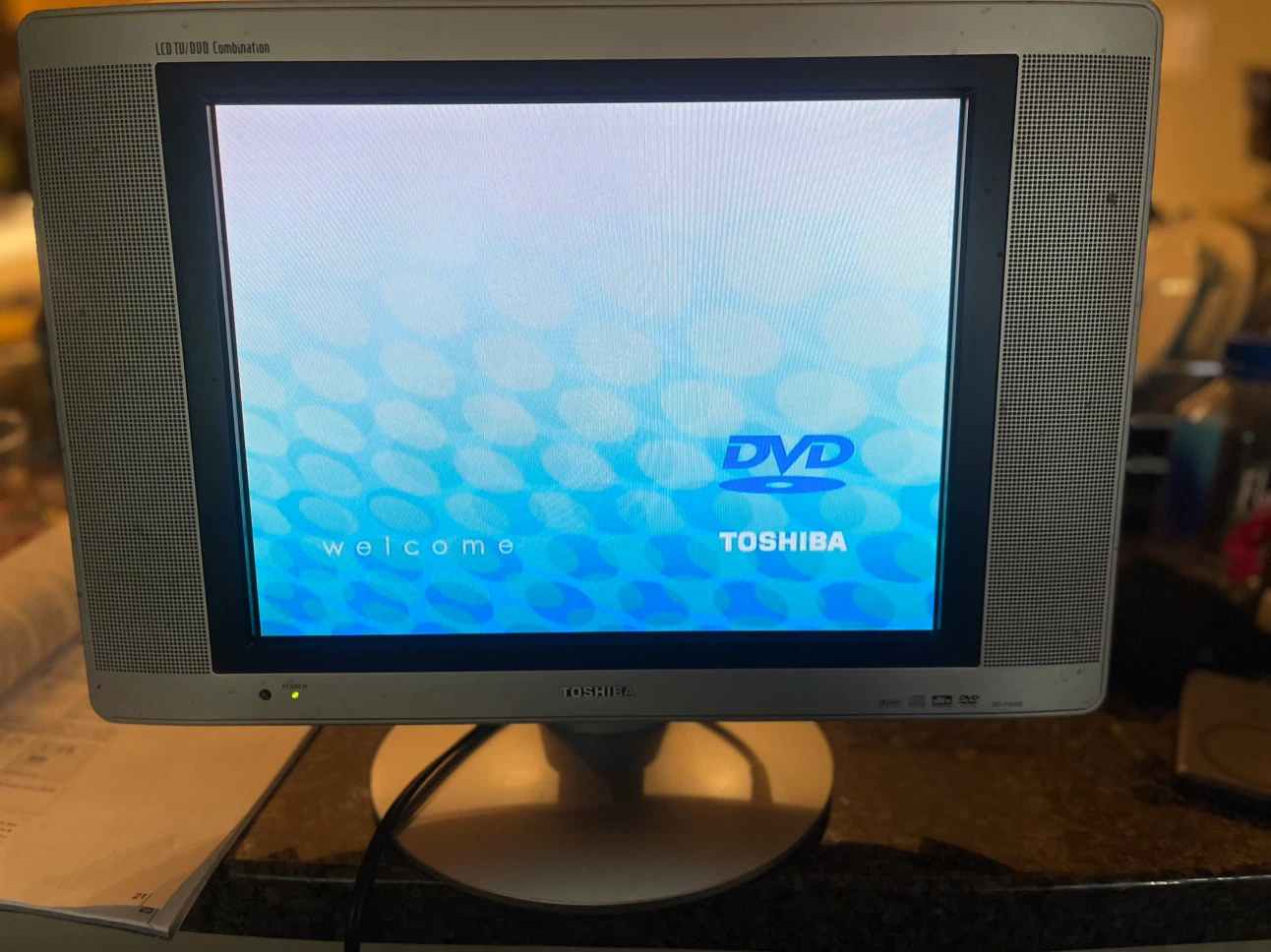Toshiba SD-P4000 LCD TV/DVD Combo - photo 2