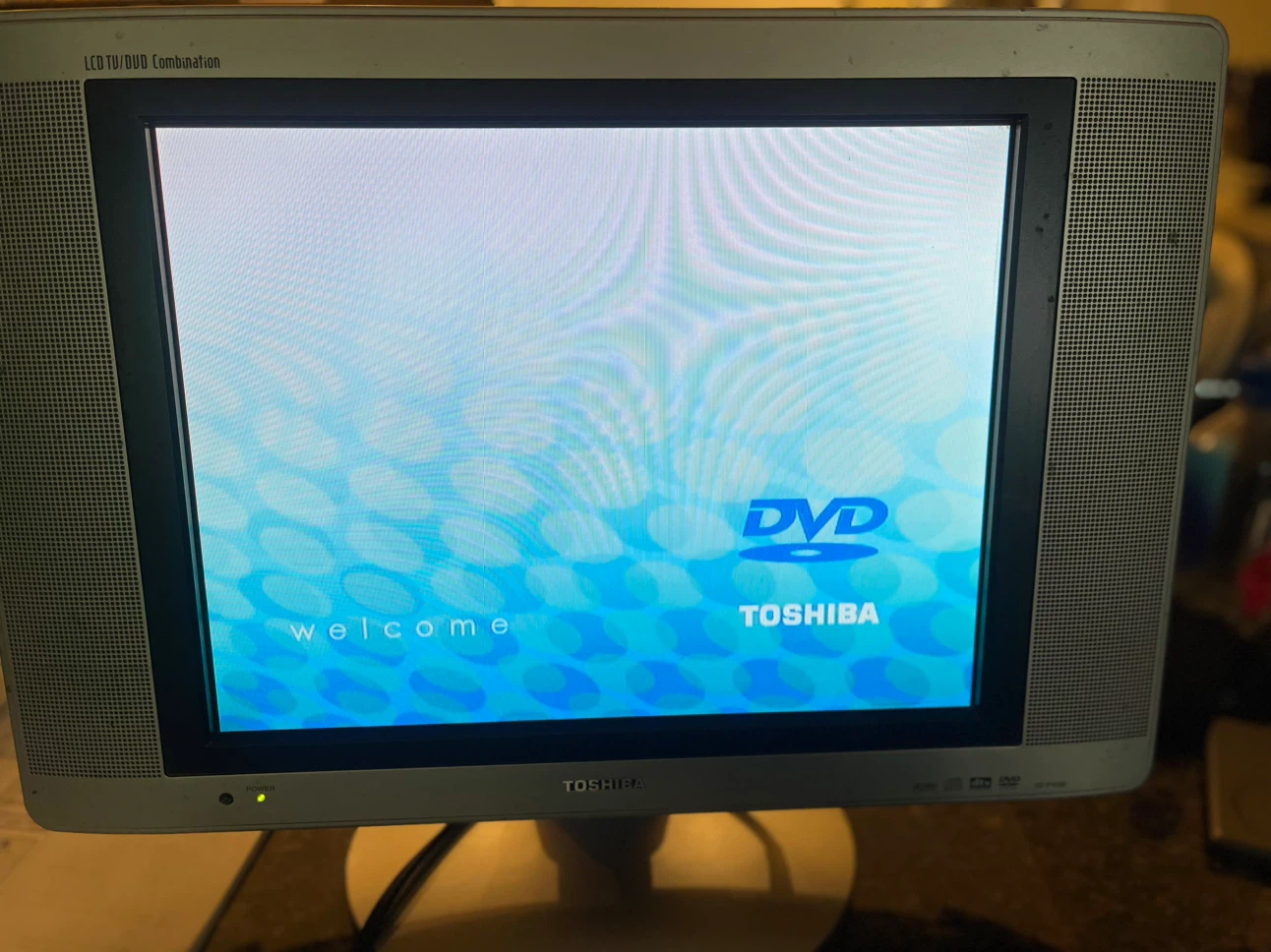 Toshiba SD-P4000 LCD TV/DVD Combo - photo 3
