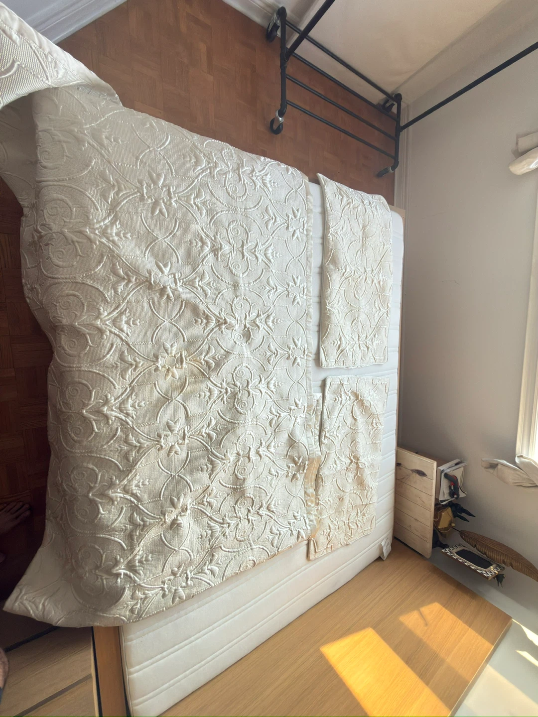White Quilted Bedspread Set with Pillow Shams - photo 2