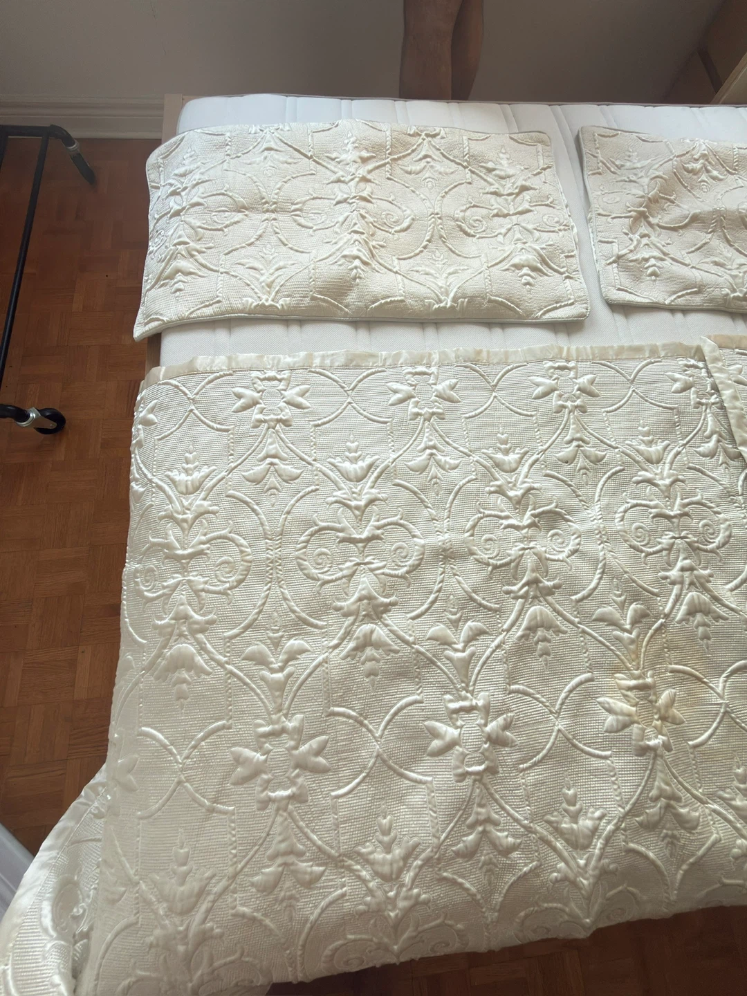 White Quilted Bedspread Set with Pillow Shams - photo 3