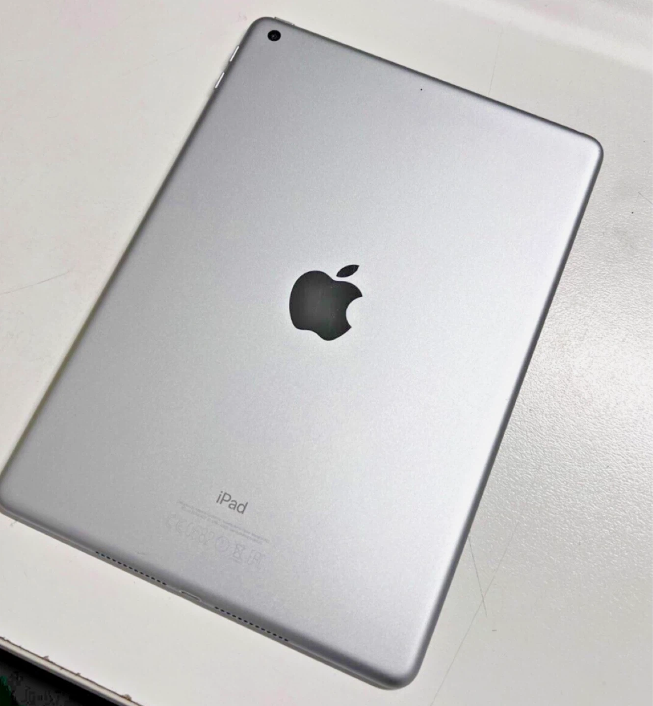 Apple iPad 5th Gen 9.7in 32GB Wifi Space Grey (MP2F2X/A - A1822) - photo 2