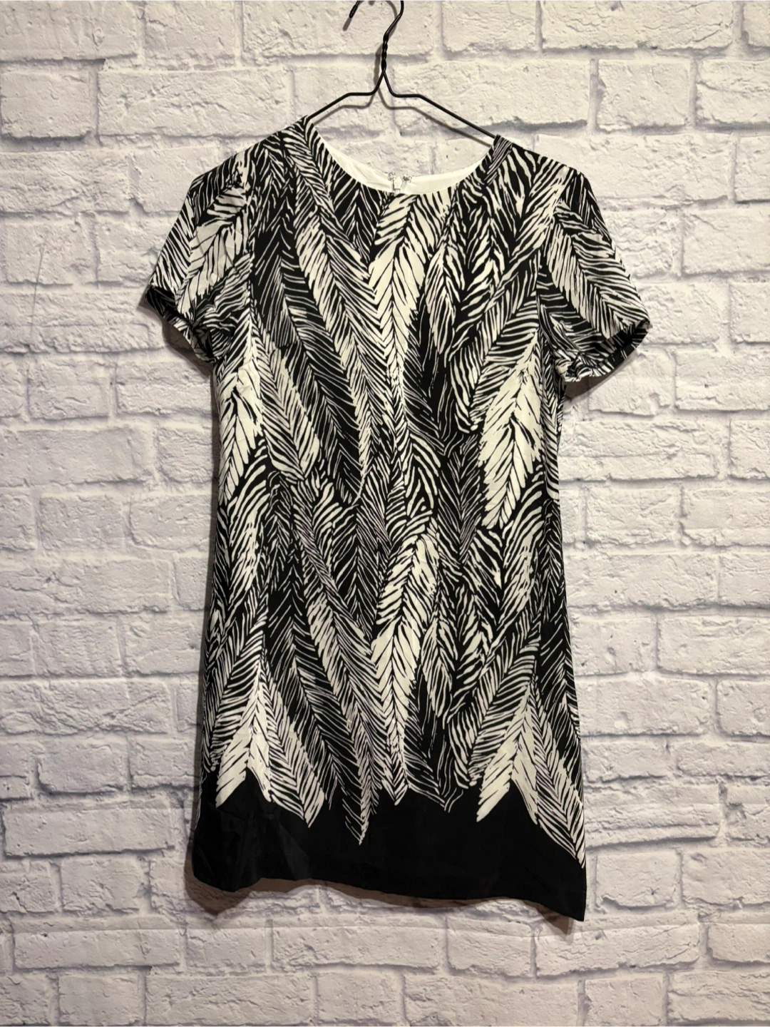 Club Monaco Black & White SILK Feather Print Dress Size 00