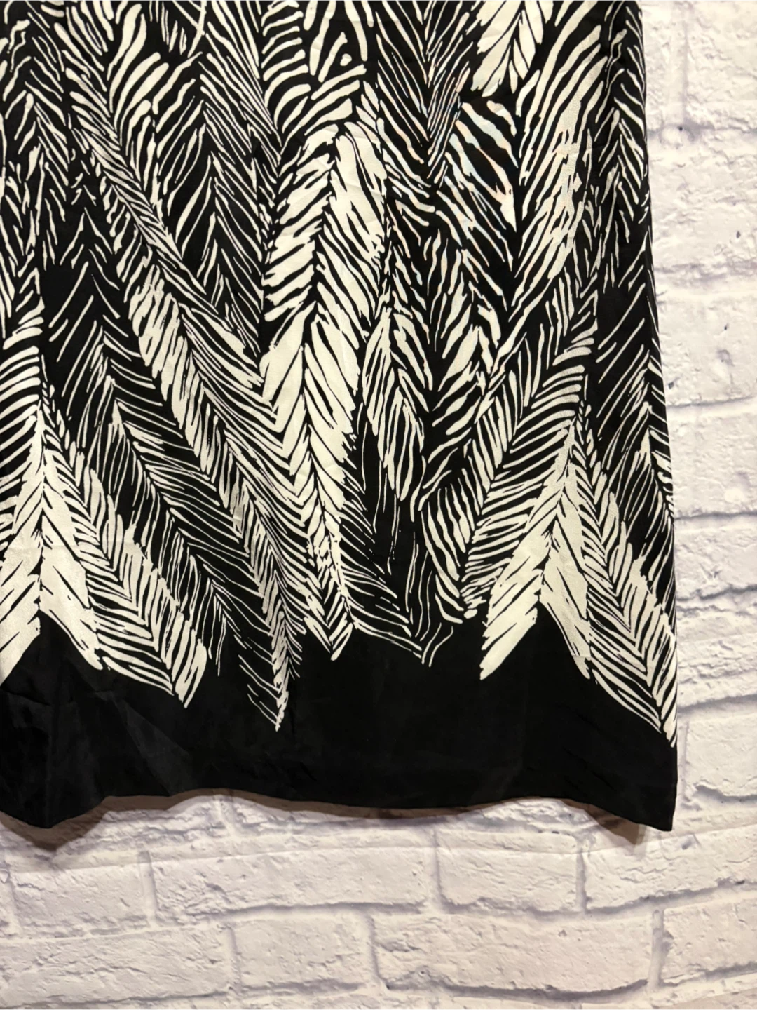 Club Monaco Black & White SILK Feather Print Dress Size 00 - photo 2