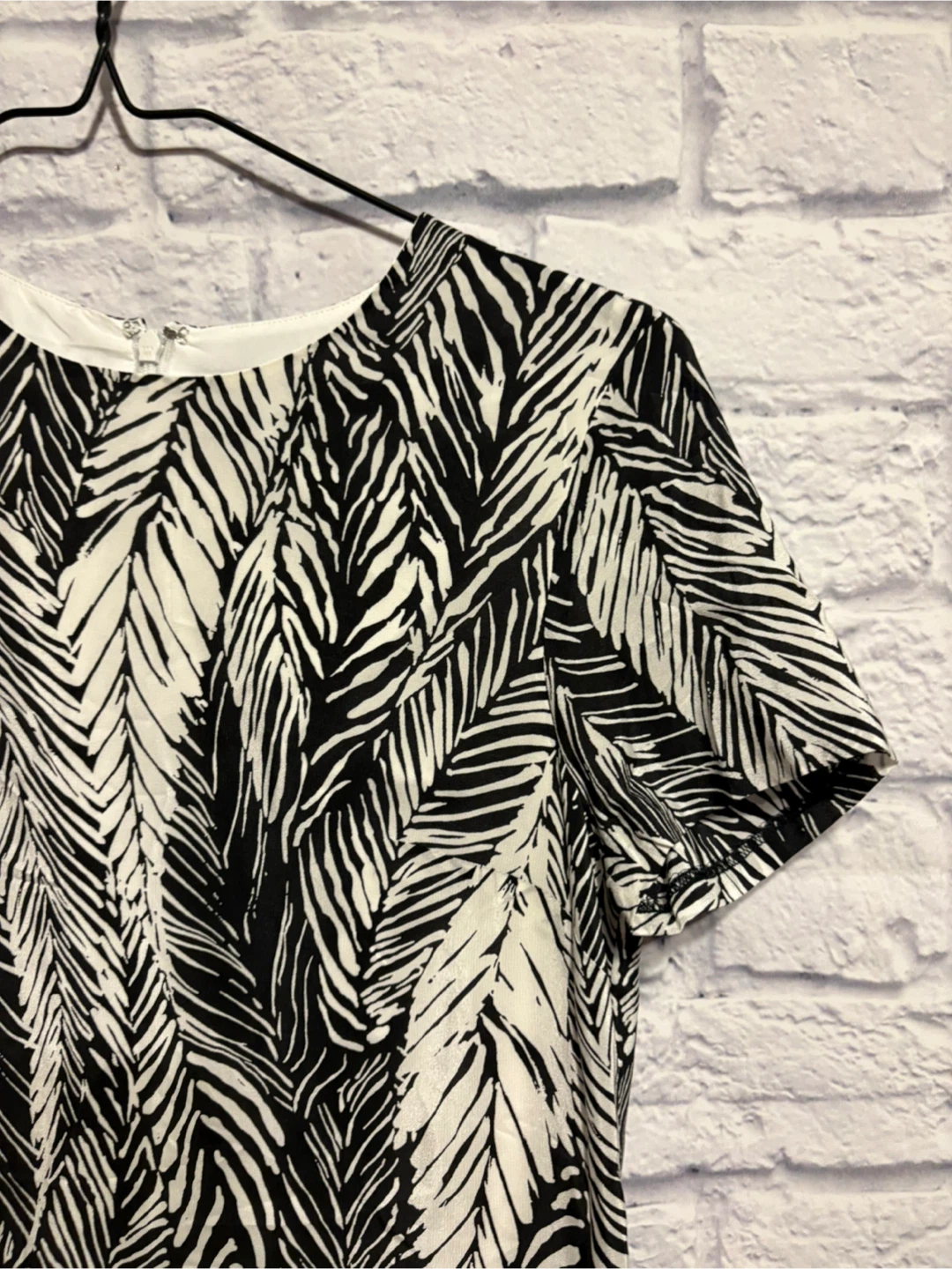 Club Monaco Black & White SILK Feather Print Dress Size 00 - photo 3