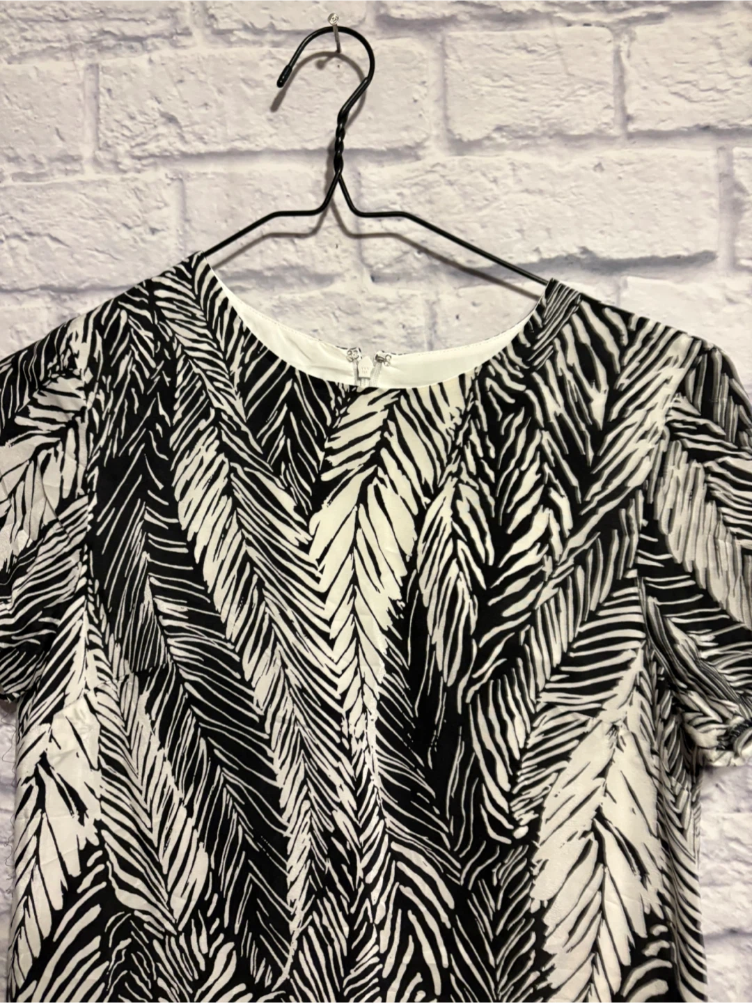 Club Monaco Black & White SILK Feather Print Dress Size 00 - photo 4