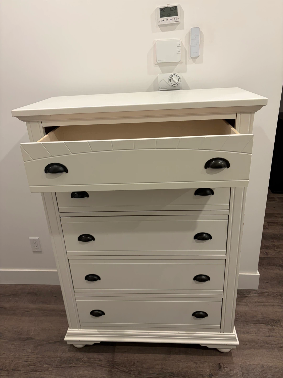 The Brick white dresser solid wood - photo 2