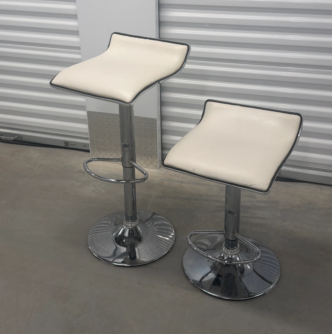 Adjustable White Swivel Bar Stools - photo 2