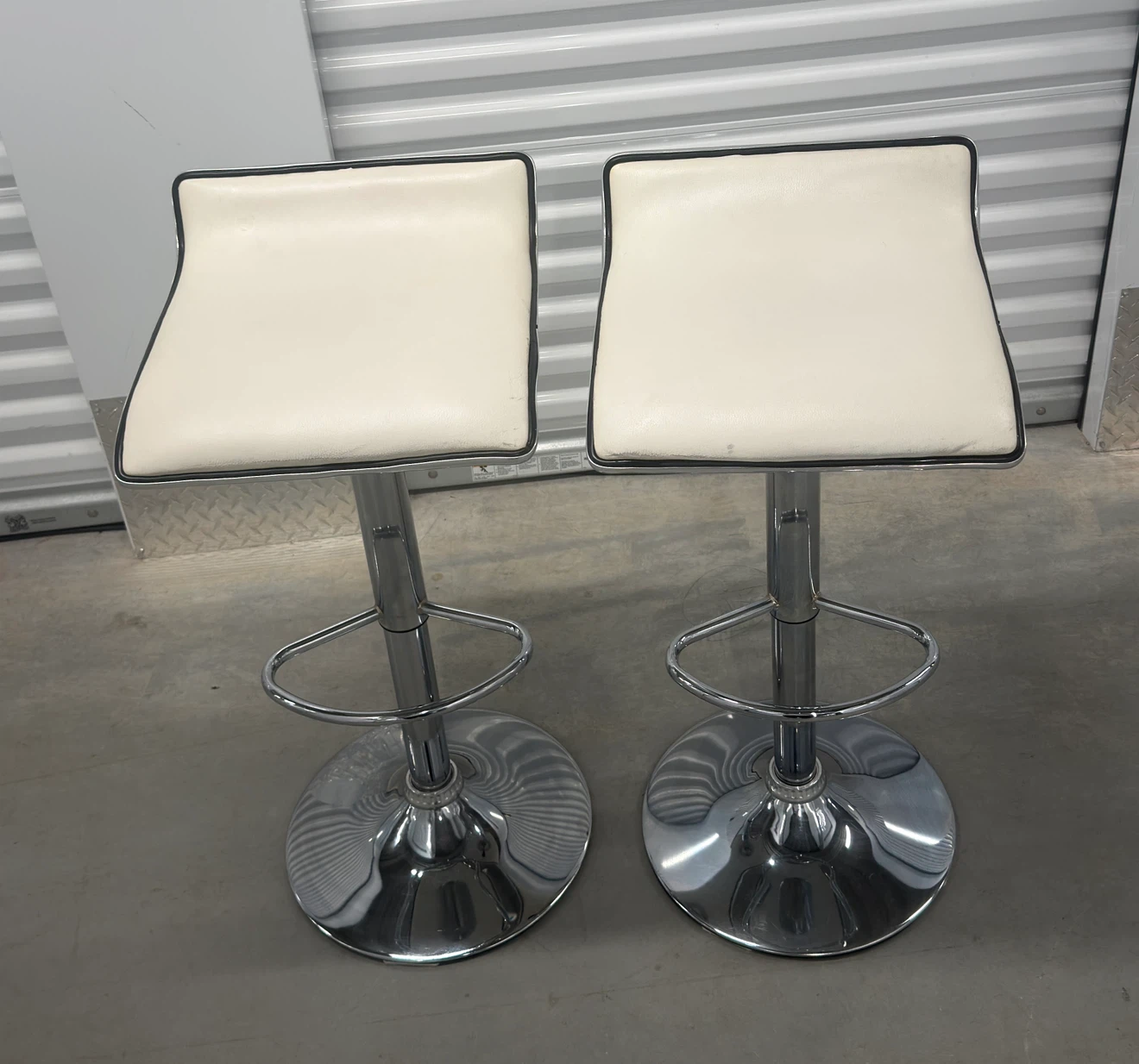 Adjustable White Swivel Bar Stools - photo 3