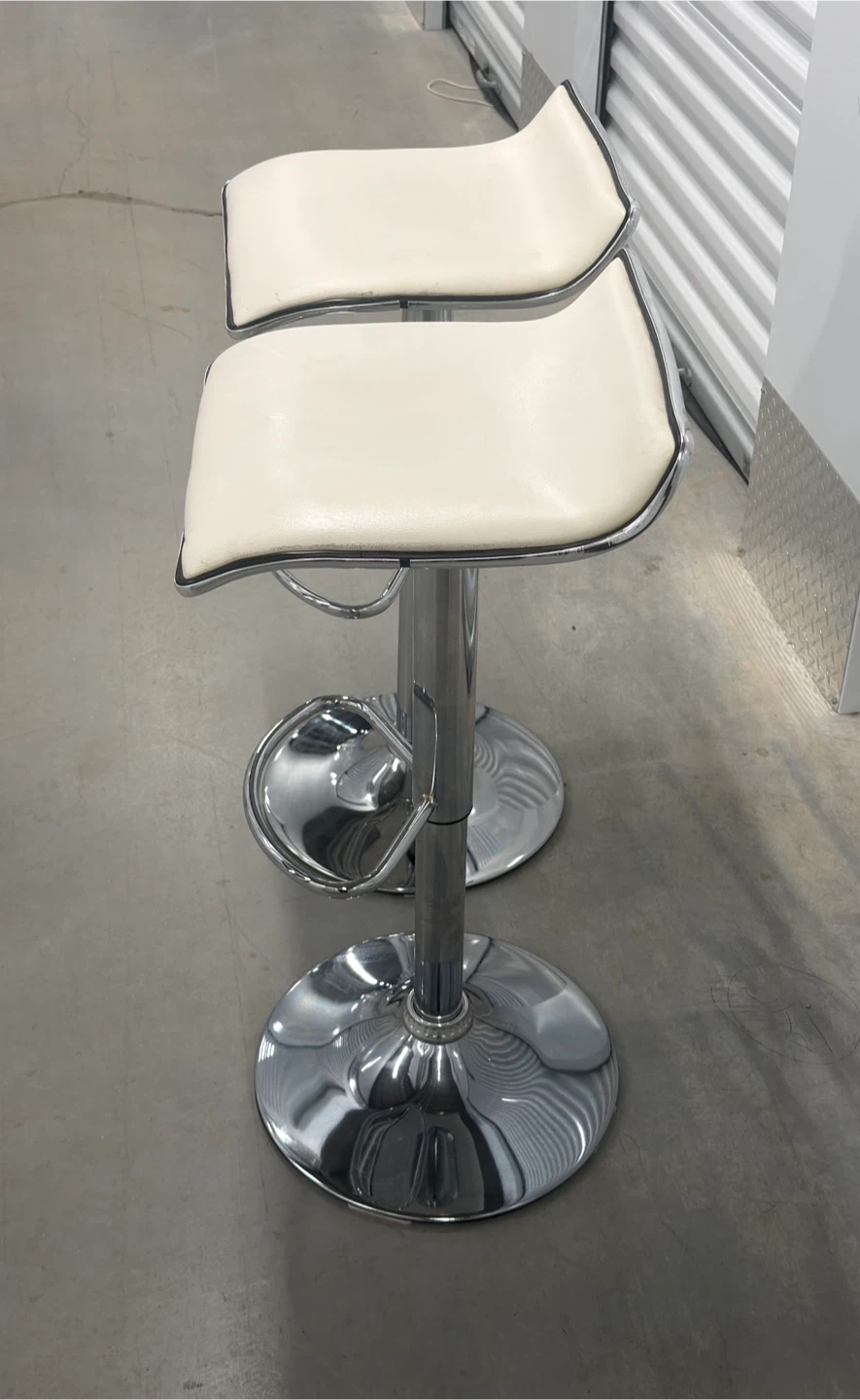 Adjustable White Swivel Bar Stools - photo 4