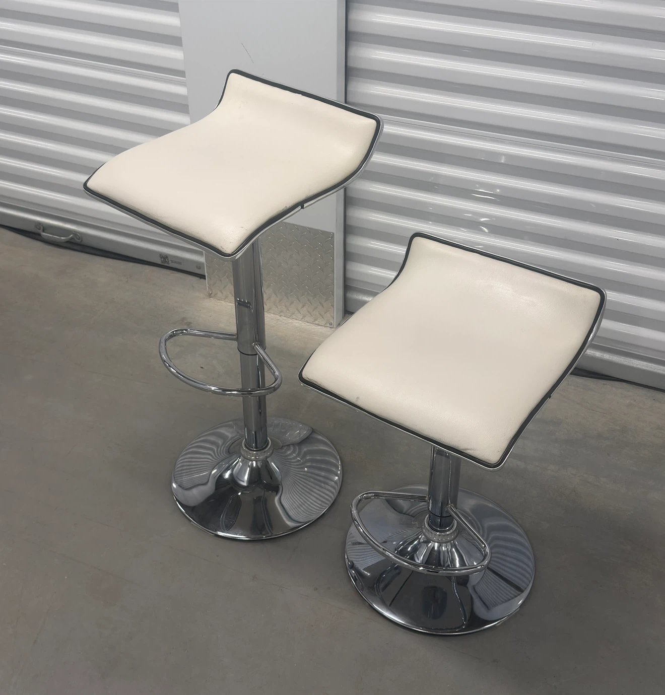 Adjustable White Swivel Bar Stools - photo 5