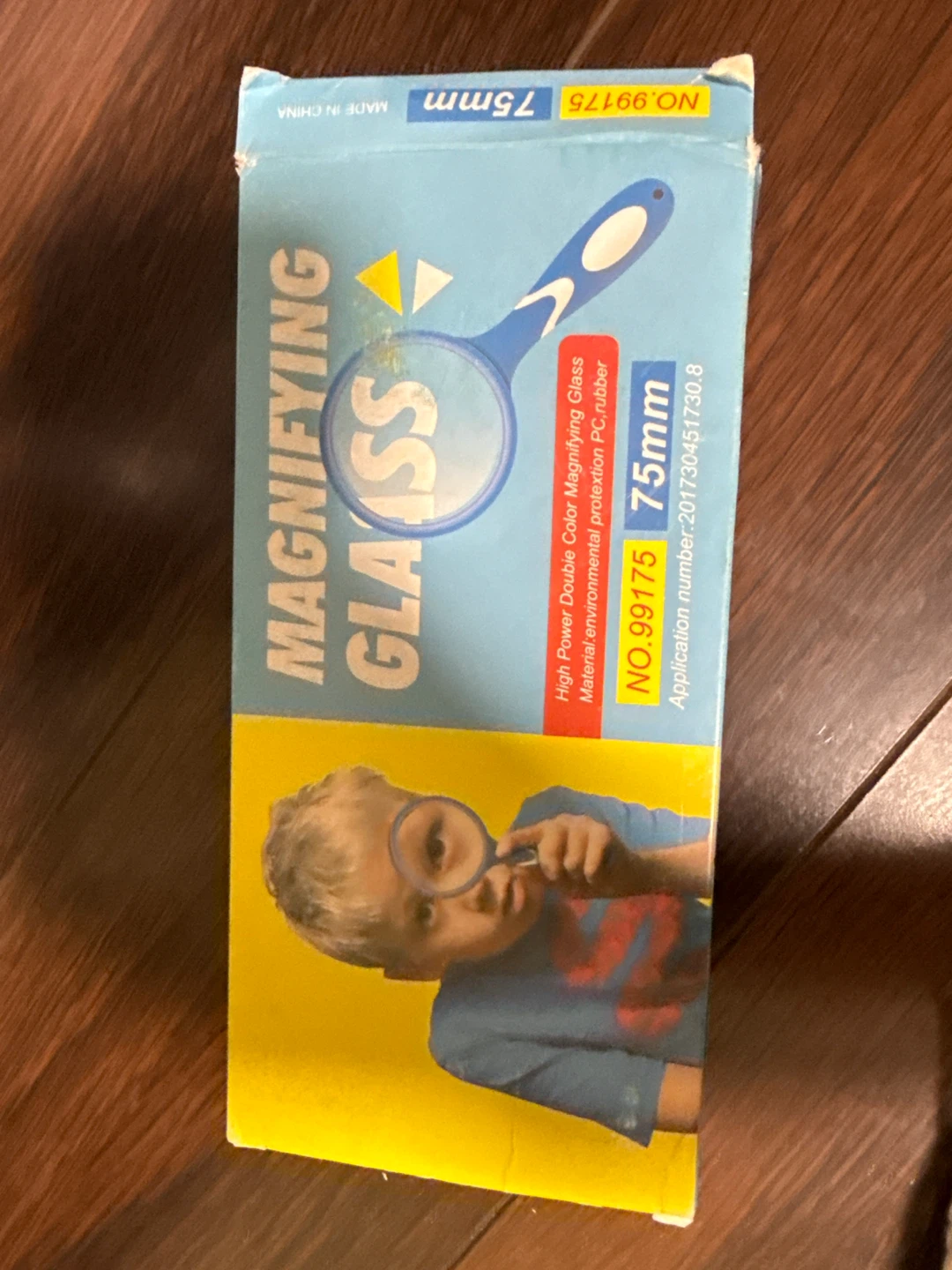 BRAND NEW Magnifying Glass with Handle