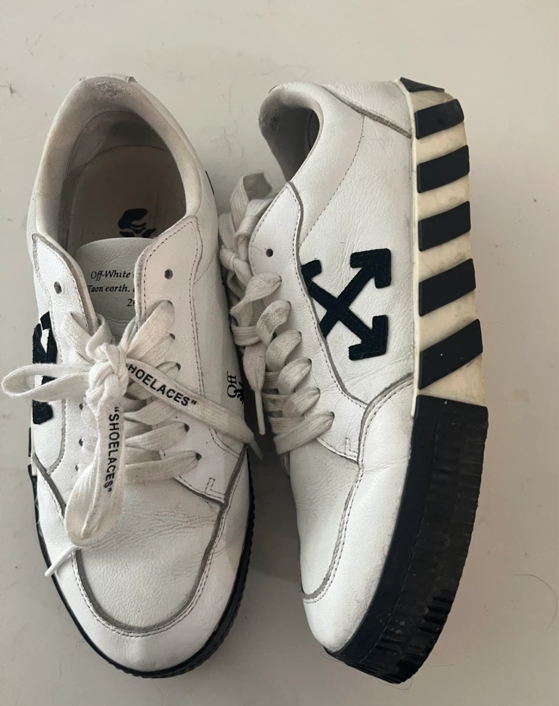 OFF-WHITE Low Top Sneakers + Box (sz7-7.5)