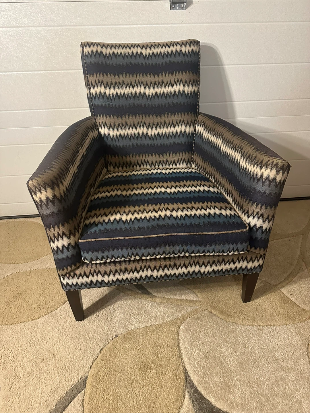 Armchair with Geometric Pattern – Stylish & Comfortable