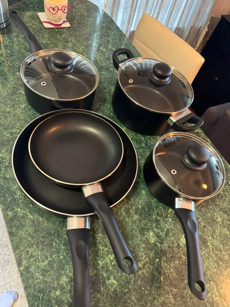 Amazon Basics Cookware Set