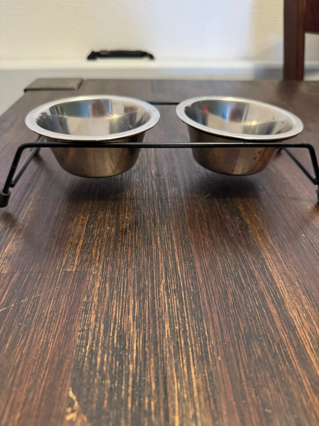 Dog crate & dog bowls - photo 4