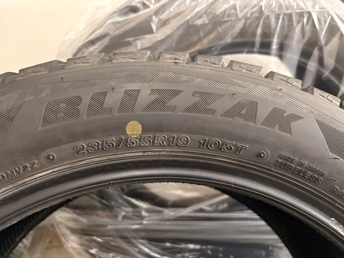 Bridgestone Blizzak DM V2 Winter tires - 235/55 R19