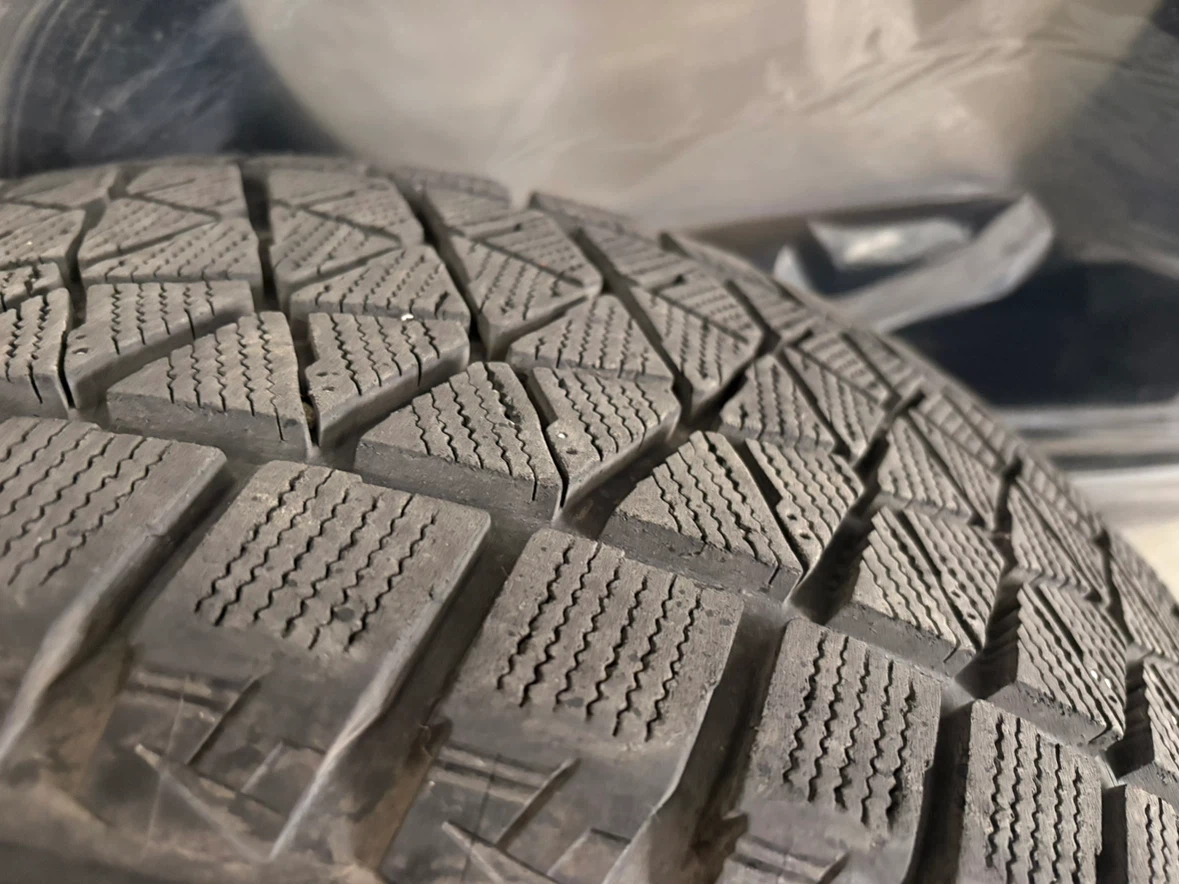 Bridgestone Blizzak DM V2 Winter tires - 235/55 R19 - photo 2