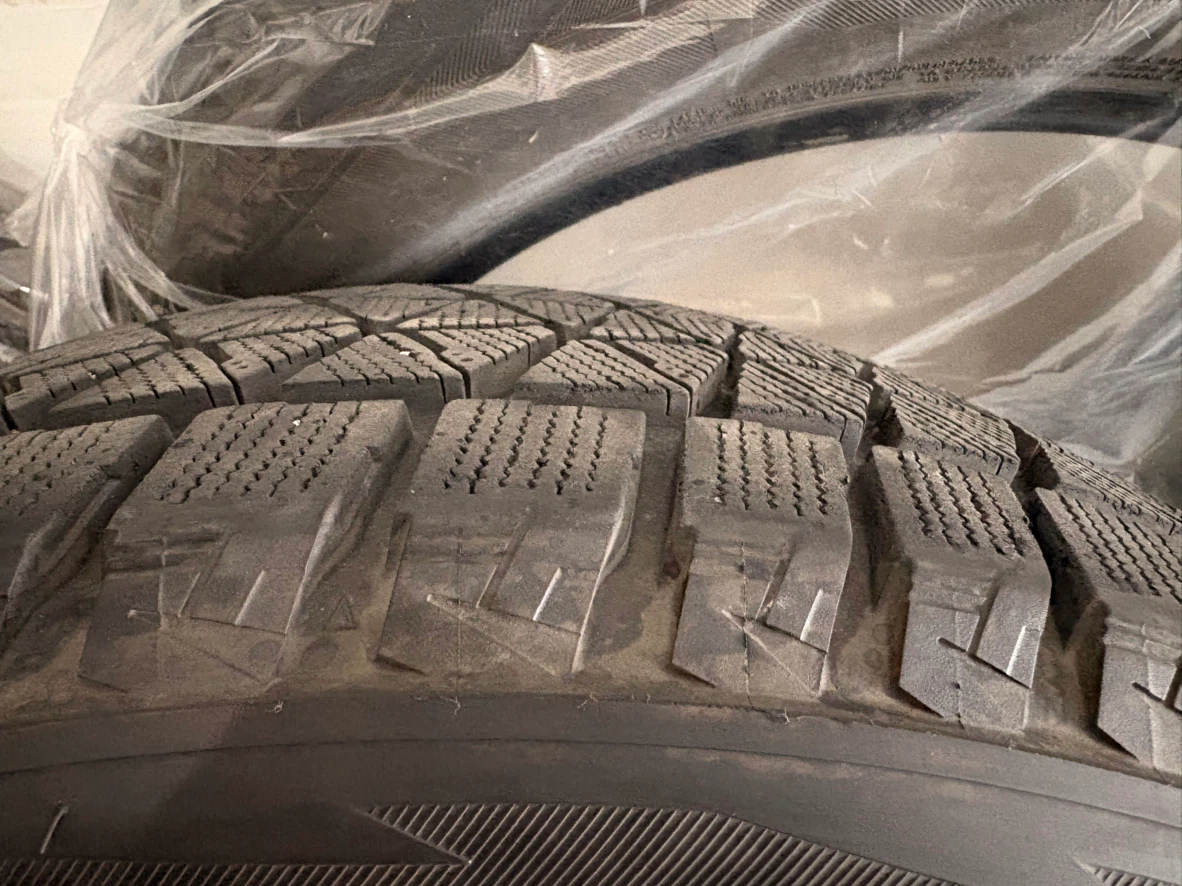Bridgestone Blizzak DM V2 Winter tires - 235/55 R19 - photo 3