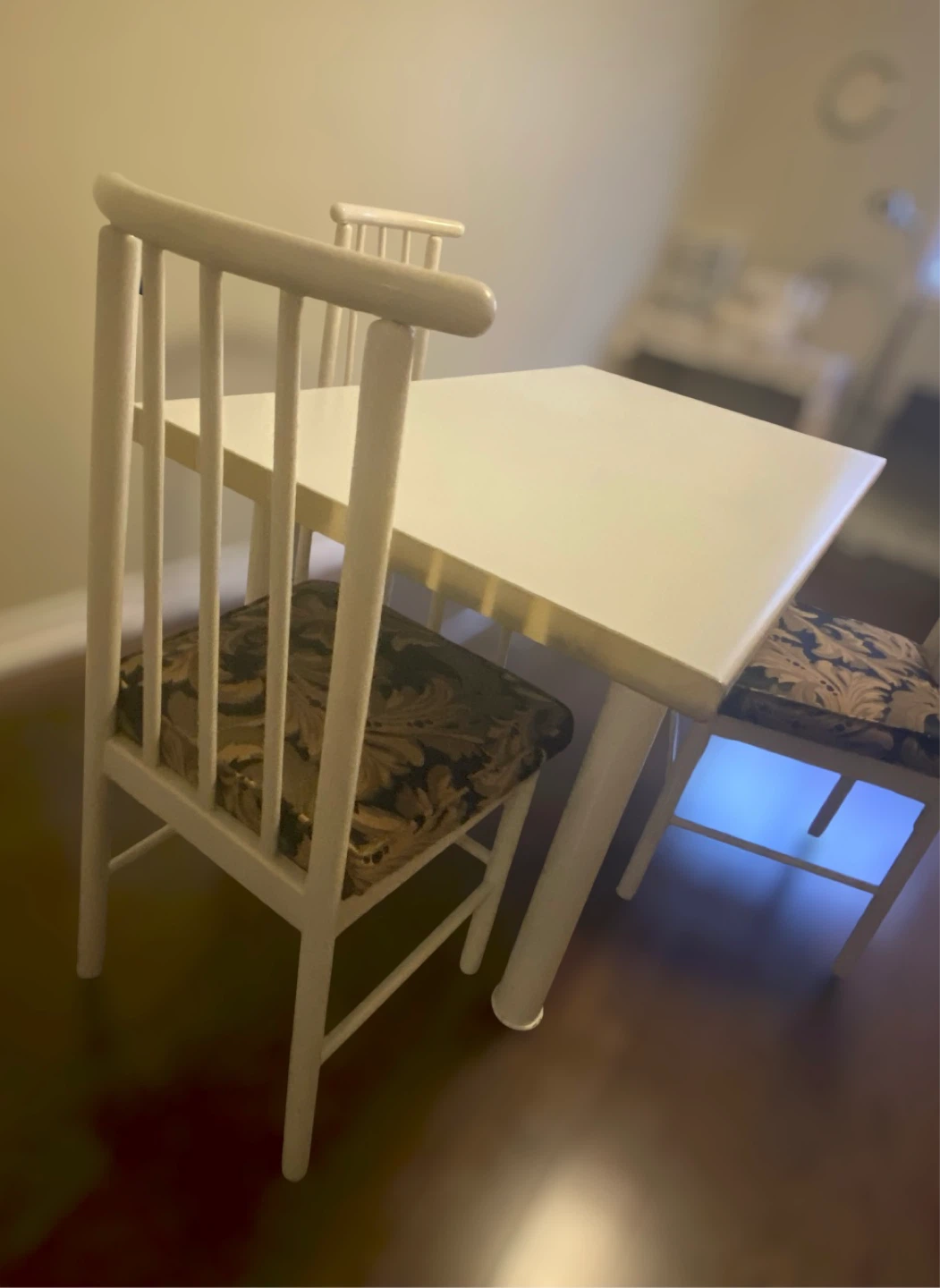 White Dining/Kitchen  Table with 4 Chairs - photo 4