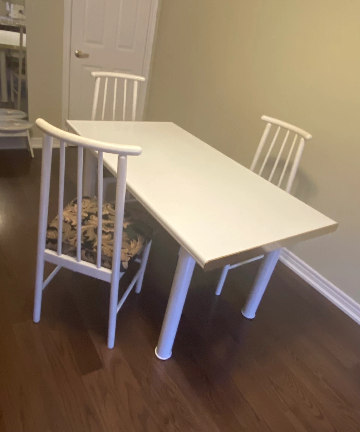White Dining/Kitchen  Table with 4 Chairs - photo 2