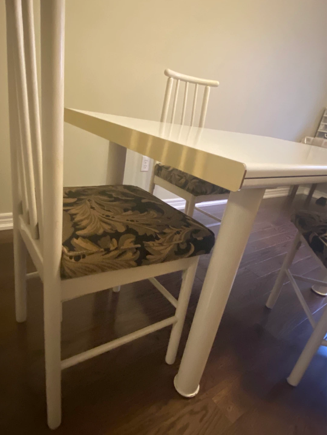 White Dining/Kitchen  Table with 4 Chairs - photo 3
