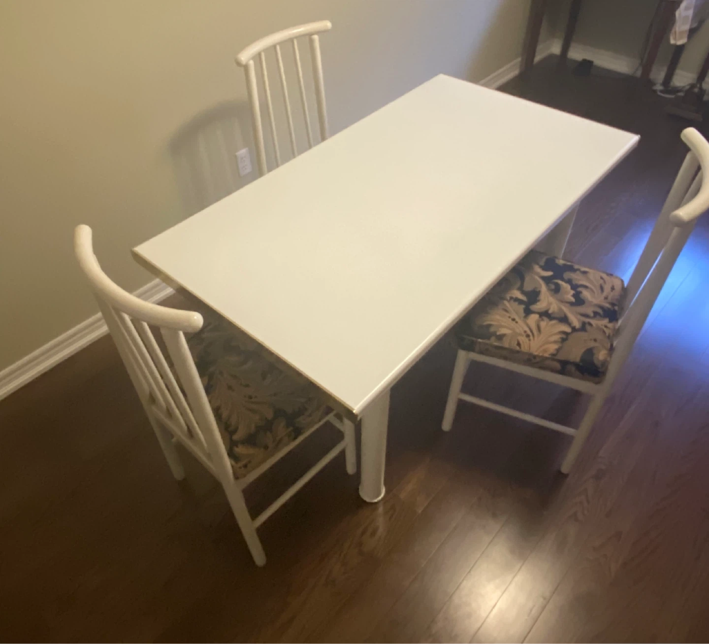 White Dining/Kitchen  Table with 4 Chairs - photo 5