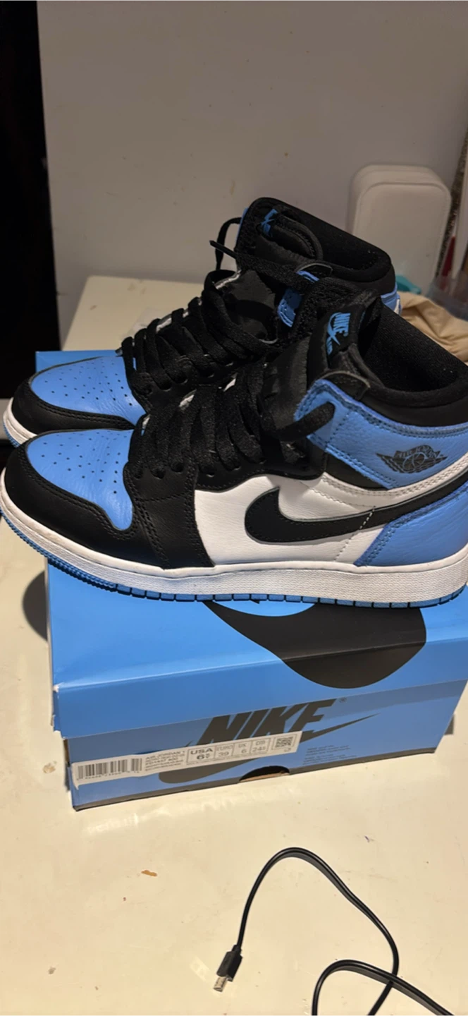 Nike Air Jordan 1 Retro High GS - photo 2