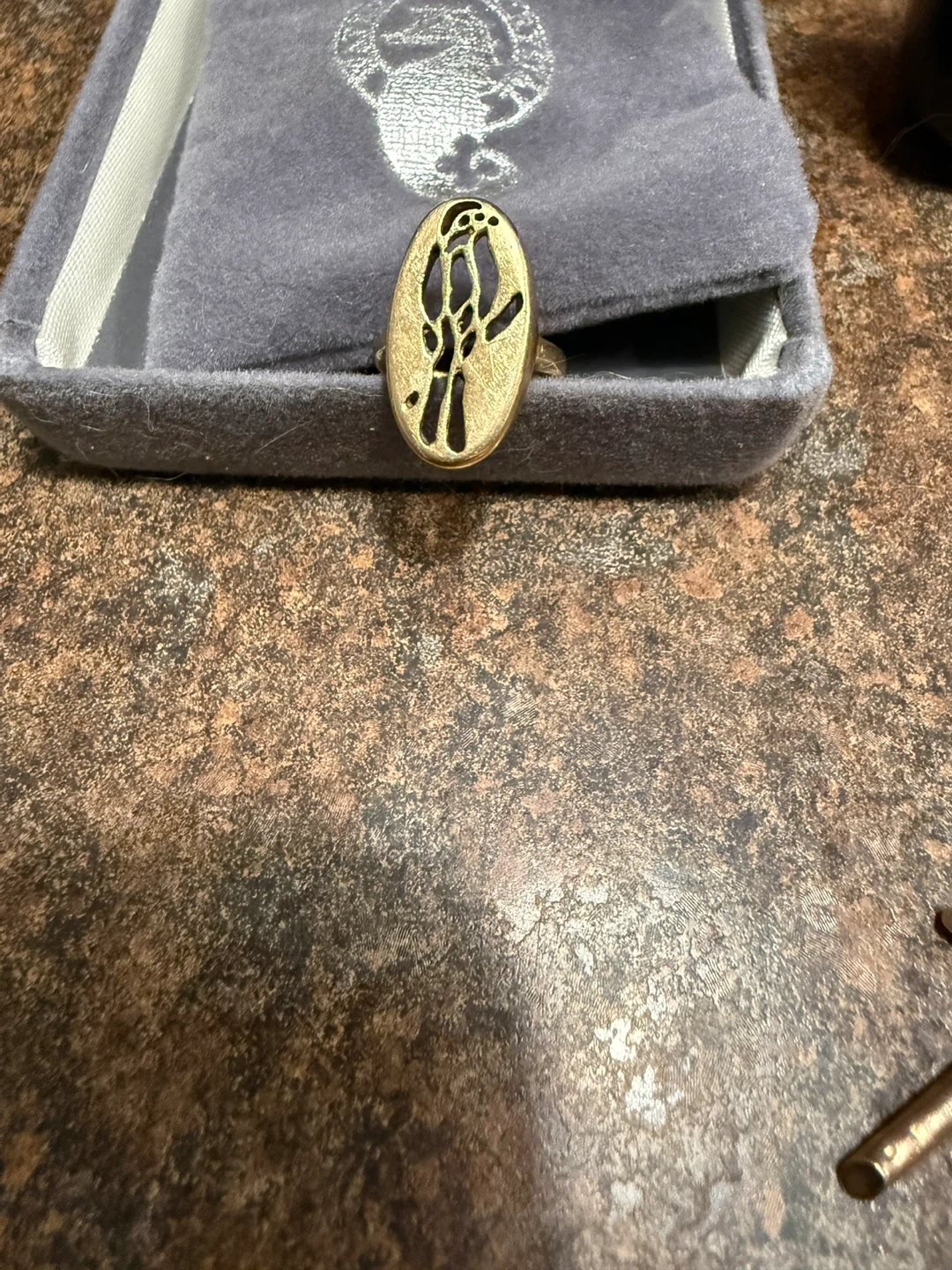 Gold  oval ring with parrot design - photo 3