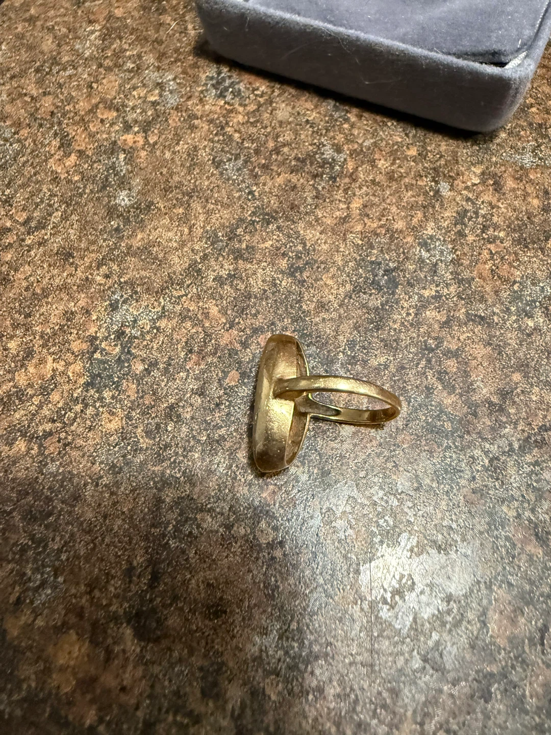 Gold  oval ring with parrot design - photo 4