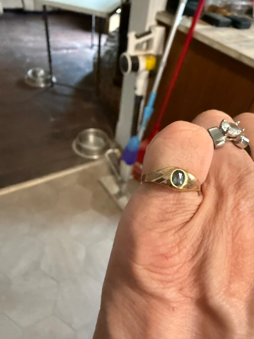 Gold ring with sapphire gemstone - photo 2