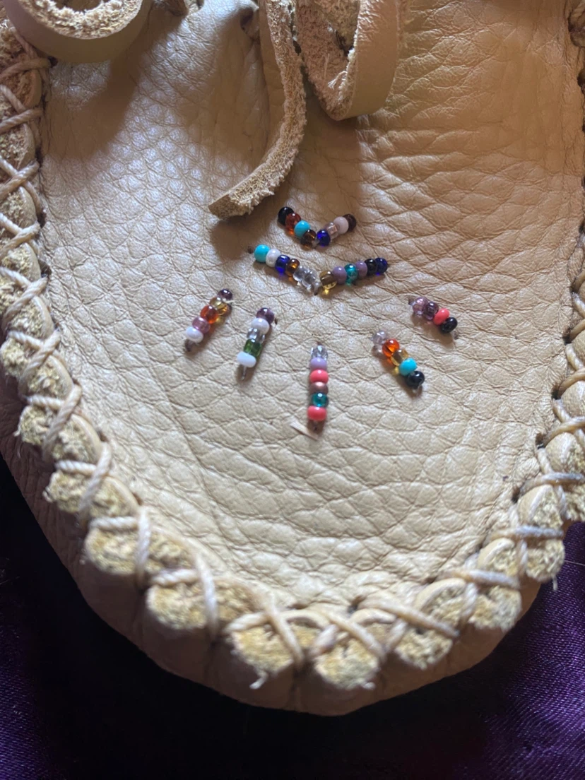 D. Chief Canada Moccasins Size L 8