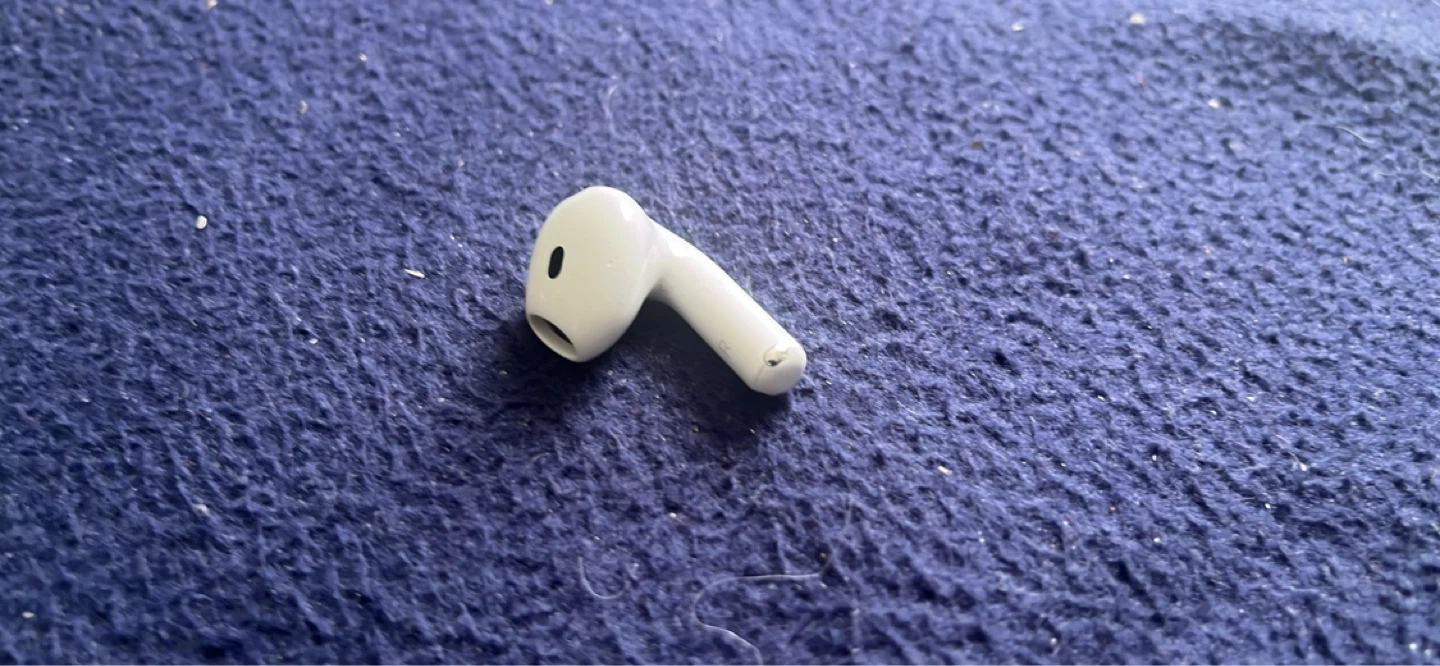 Apple airpods 4 right side