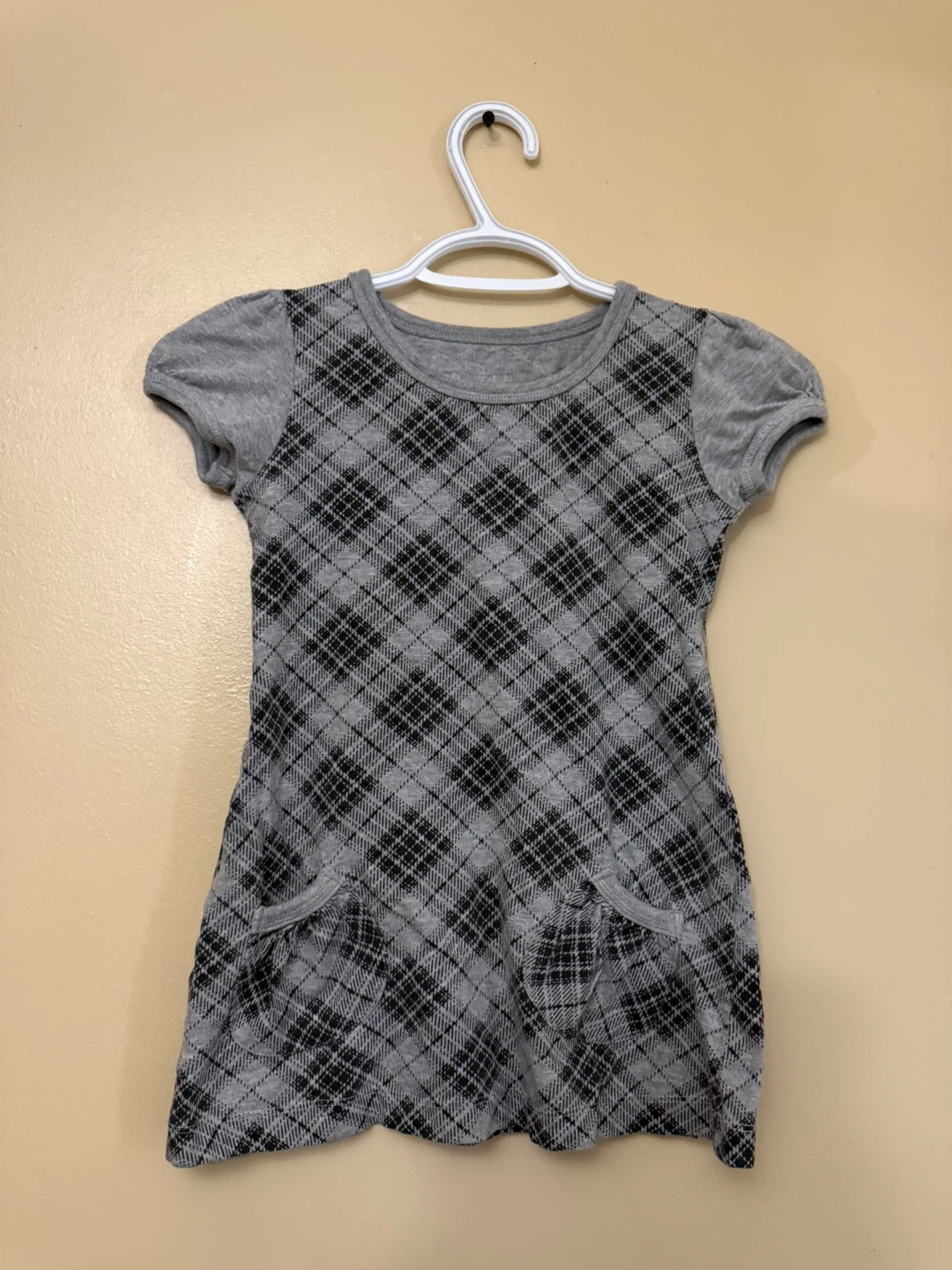 Black & Grey Kids Plaid Diamond Pattern Top with Pockets (S/M)