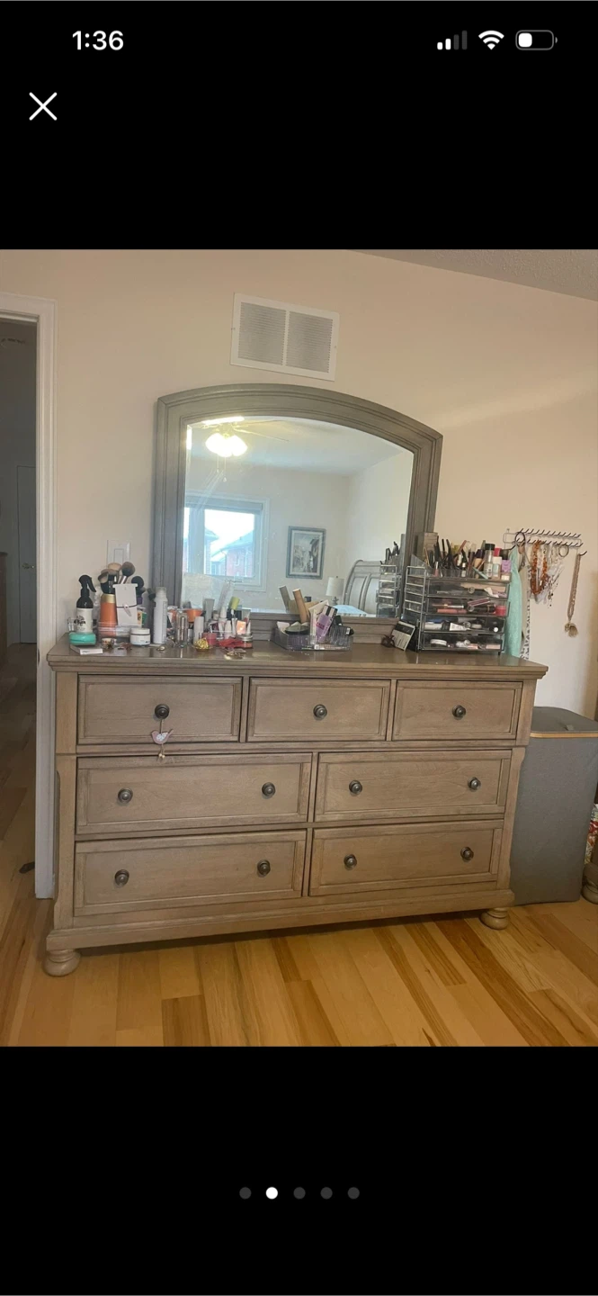 Leons king size bed and Dresser Set