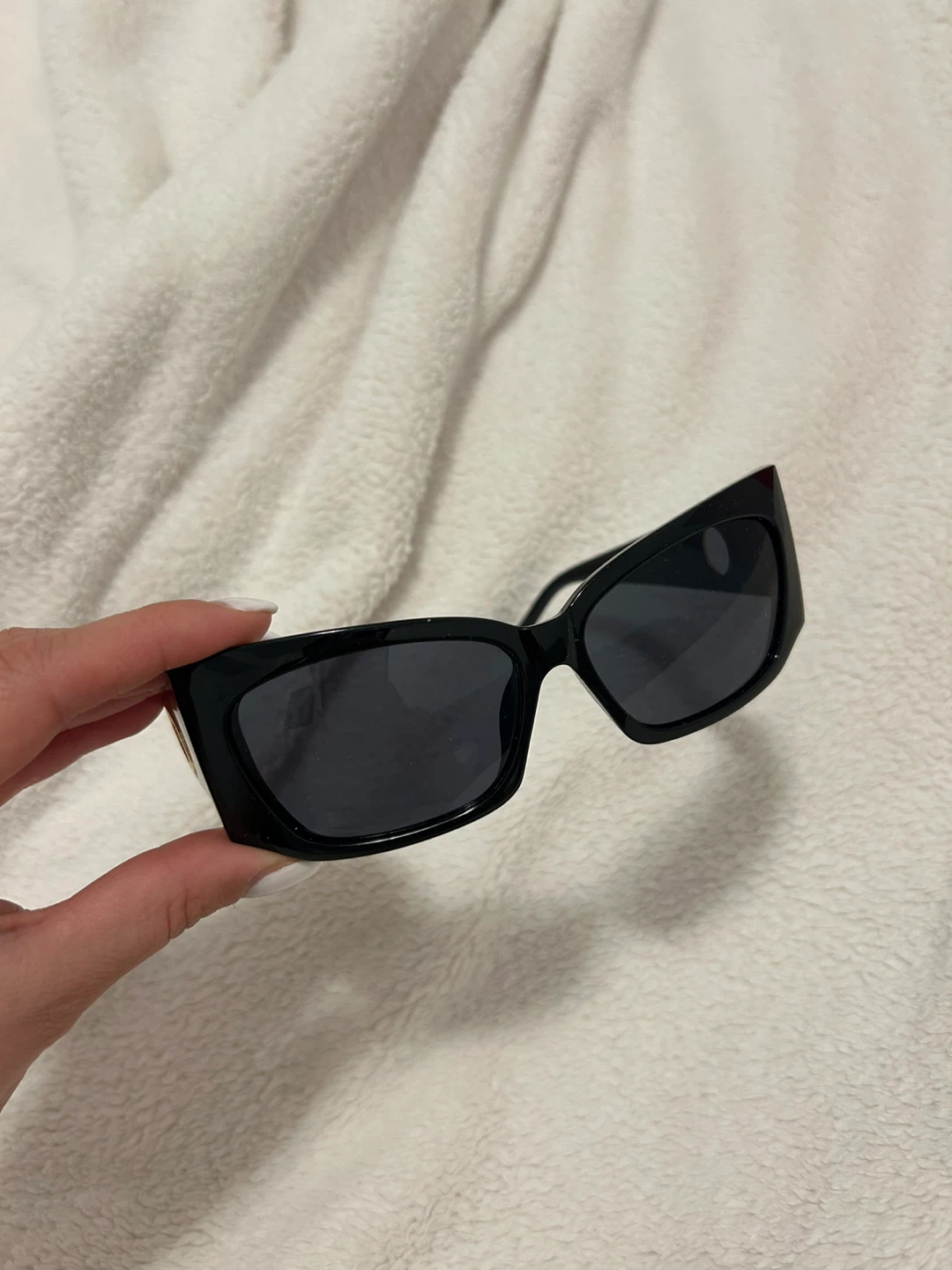 Black Cat-Eye Sunglasses - photo 3