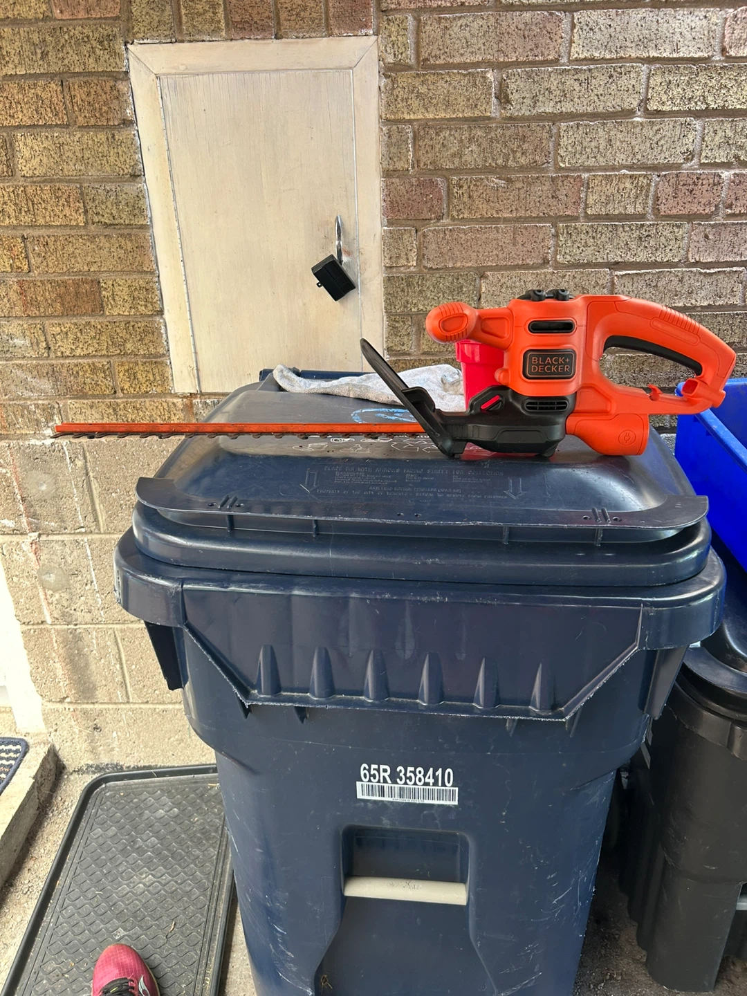 Black+Decker Hedge Trimmer 16-inch