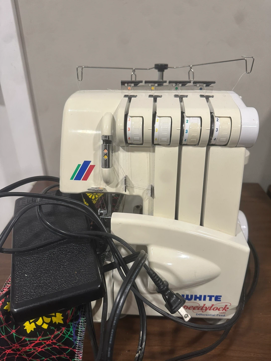 WHITE Speedy Lock Serger Sewing Machine - photo 2